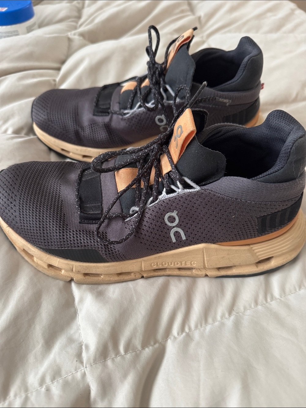 On Cloud Women’s Running  Athletic Shoes in Grey and Beige size 8